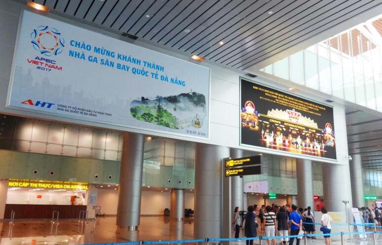 峴港機場廣告